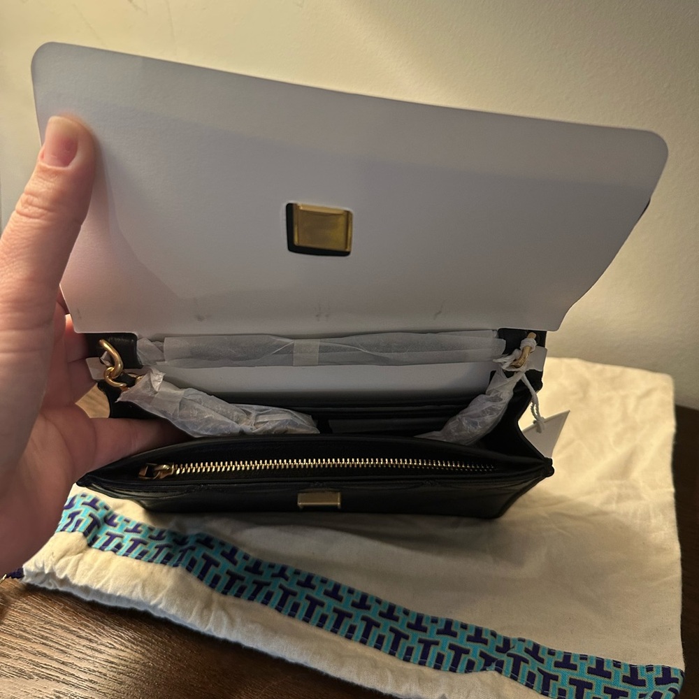 NWT Tory Burch - Fleming Crossbody with Gold Chain - Picture 14 of 16